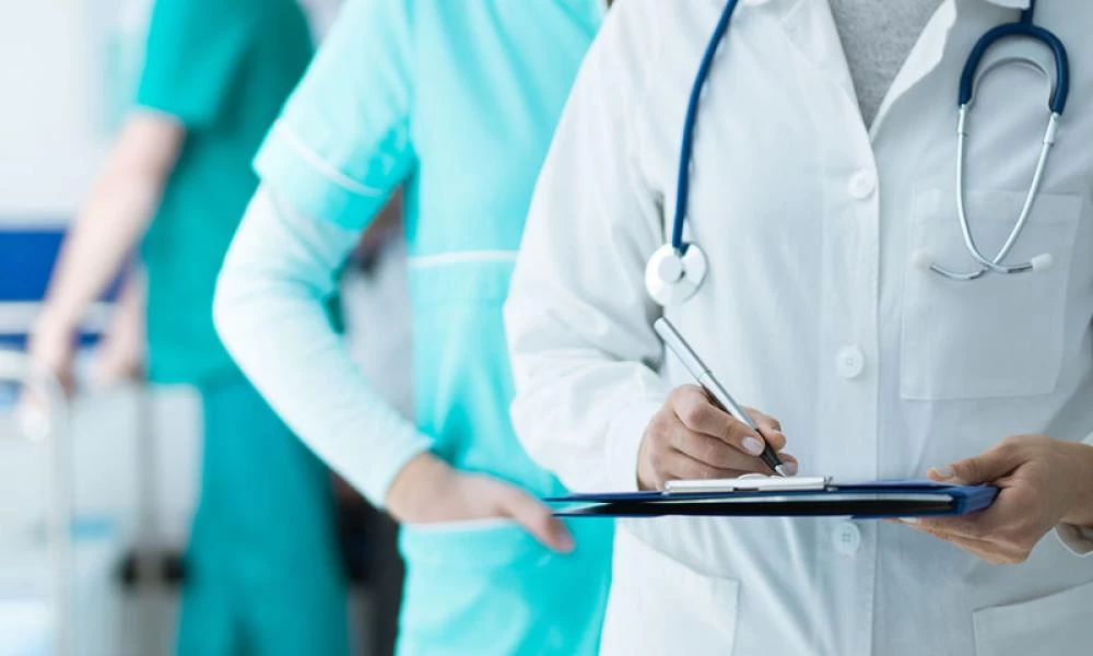 Αφορολόγητη αποζημίωση 2.200 ευρώ για τους γιατρούς που επιτάσσονται